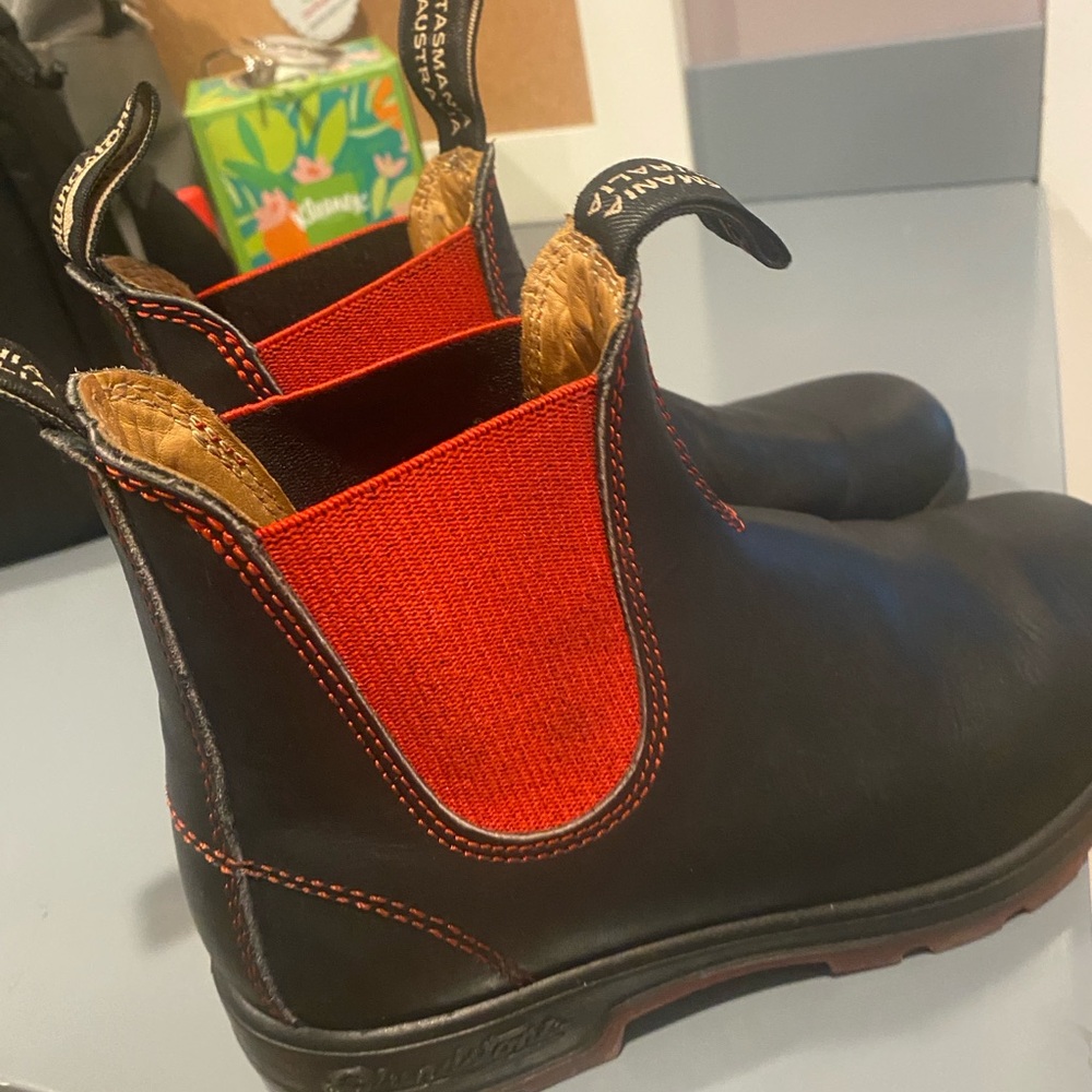 Blundstone WOMENS Black Boots with Red Elastic - Picture 2 of 5